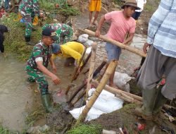 Koramil 05/BK Bersama Warga Gotong Royong Perbaiki Tanggul Jebol