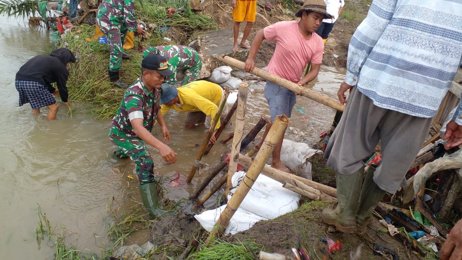 Koramil 05/BK Bersama Warga Gotong Royong Perbaiki Tanggul Jebol
