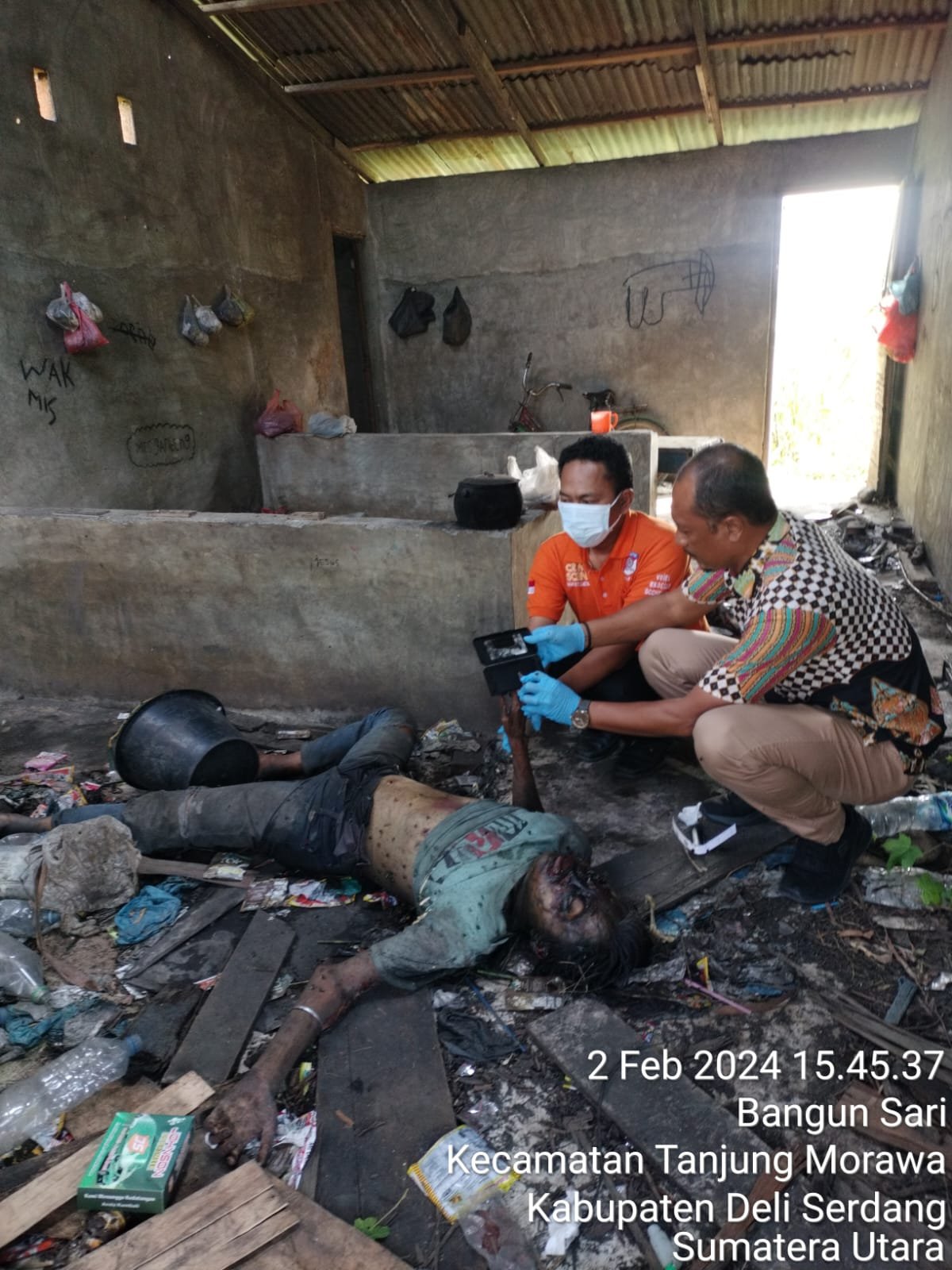 Diduga ODGJ Ditemukan Membusuk di Rumah Kosong Diduga ODGJ Ditemukan Membusuk di Rumah Kosong