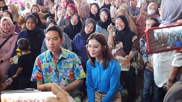 Gibran dan Istri Sosialisasi Program Makan Siang dan Susu Gratis untuk Ibu-Ibu Hamil di Cipayung Depok