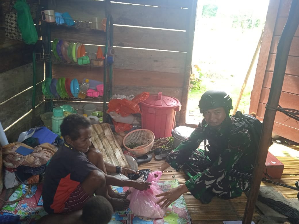 Mengawali Hari Satgas Yonif 623 Patroli Sambil Membawa Buah Tangan Untuk Warga Pedalaman Papua