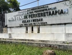 Siapa Yang Bertanggung Jawab, Pecahnya Mesin Mobil Akibat Terbentur Rel KA 07 Helvetia Medan