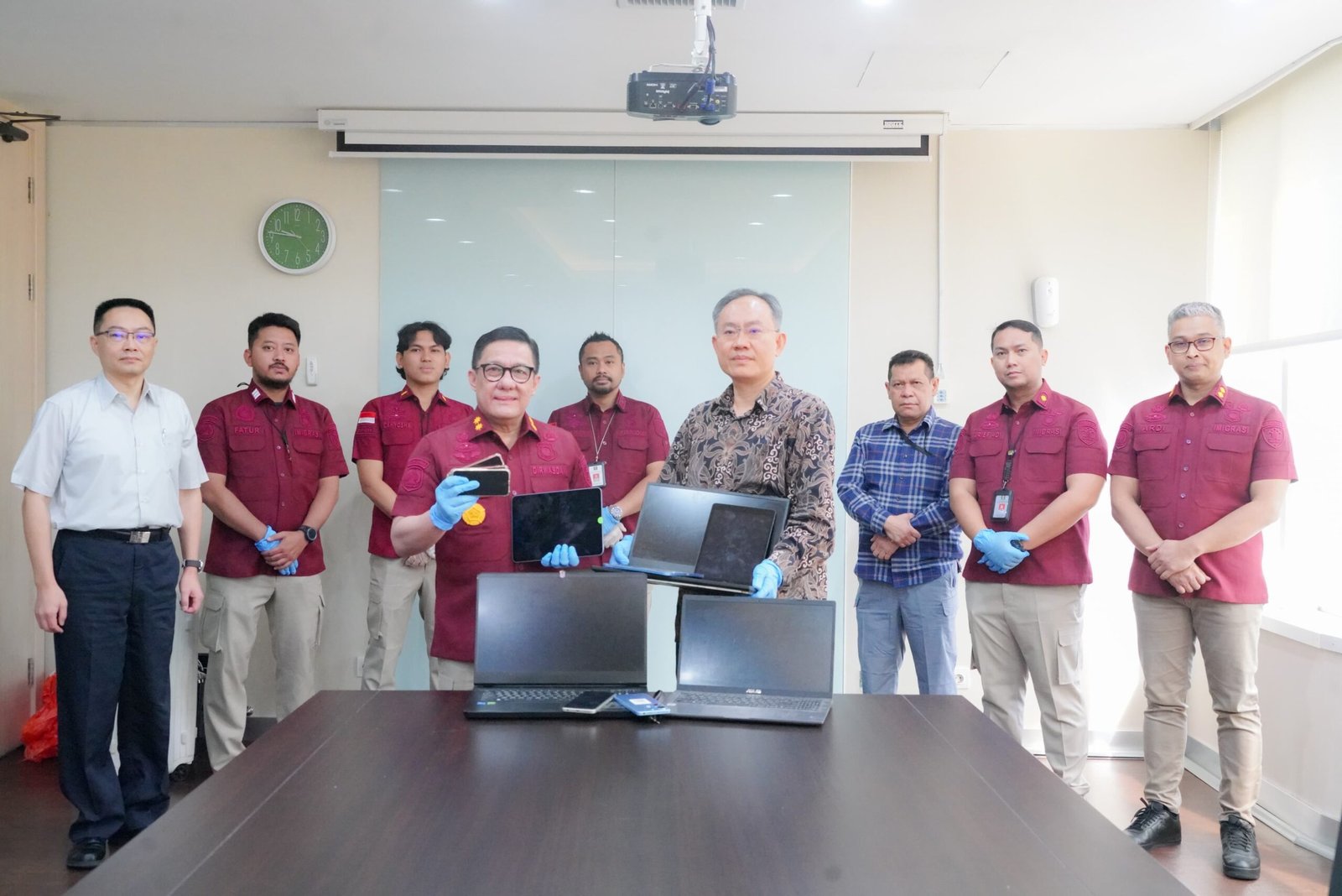 Ditjen Imigrasi Deportasi dan Cekal 13 WNA Asal Taiwan Pelaku Kejahatan Berat Ditjen Imigrasi Deportasi dan Cekal 13 WNA Asal Taiwan Pelaku Kejahatan Berat