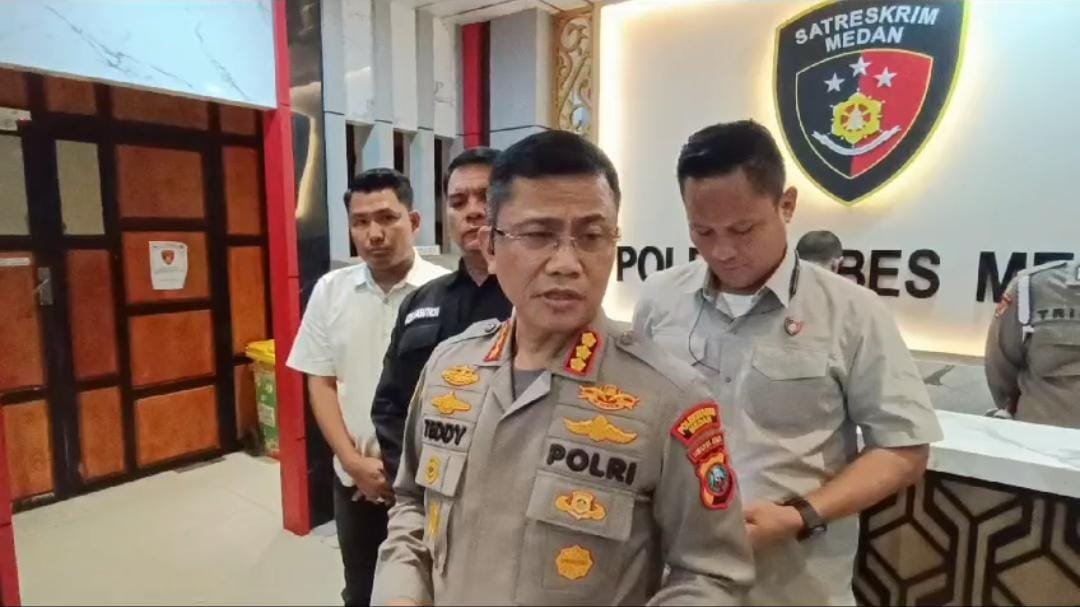 Polisi Ciduķ Pelaku Bom Molotov Ke Rumah Wartawan Leo Sembiring Polisi Ciduķ Pelaku Bom Molotov Ke Rumah Wartawan Leo Sembiring