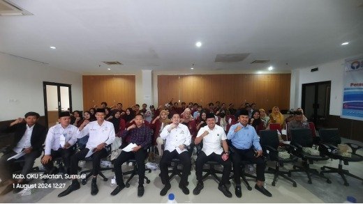 Foto bersama Kepala Perwakilan Ombudsman Sumatera Selatan dengan Peserta Diskusi Publik dan Sosialisasi, di Graha Serasan Seandanan Kab. OKU Selatan