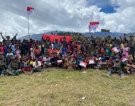 Semarakkan HUT RI Ke-79, Ksatria Yonif 323 Buaya Putih Gelar Lomba dan Makan Bersama