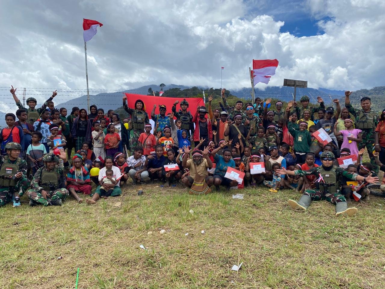 Semarakkan HUT RI Ke-79, Ksatria Yonif 323 Buaya Putih Gelar Lomba dan Makan Bersama Semarakkan HUT RI Ke-79, Ksatria Yonif 323 Buaya Putih Gelar Lomba dan Makan Bersama
