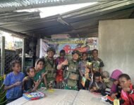 Peduli Kebutuhan Anak Sekolah, Satgas Yonif 323 Buaya Putih Bagikan Tas Sekolah Dan Alat Tulis