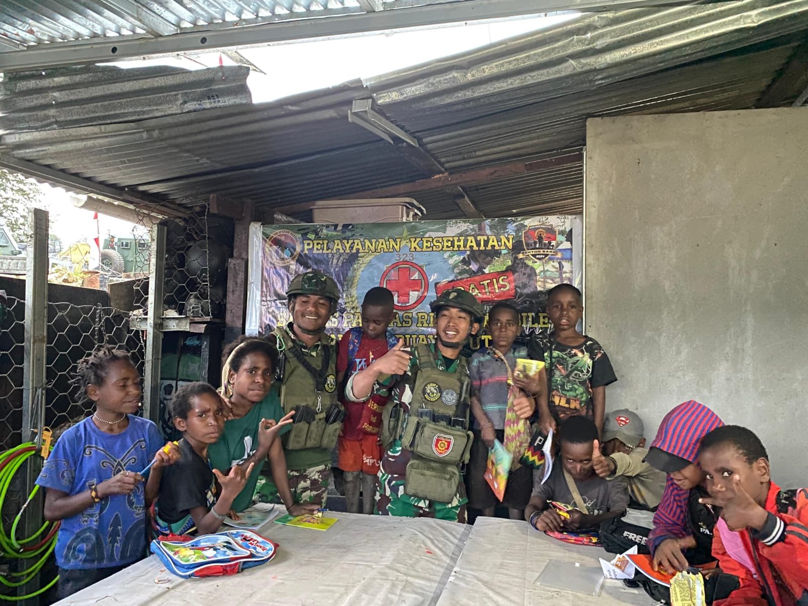 Peduli Kebutuhan Anak Sekolah, Satgas Yonif 323 Buaya Putih Bagikan Tas Sekolah Dan Alat Tulis