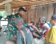 Bantu Kesulitan Masyarakat di Perbatasan RI-PNG, Satgas Yonif 131/BRS Beri Pengobatan Gratis Kepada Masyarakat