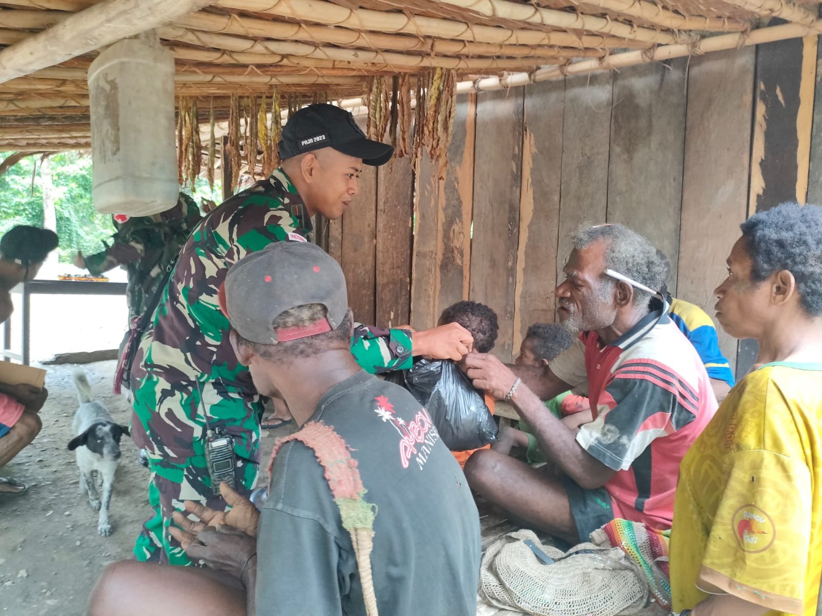 Bantu Kesulitan Masyarakat di Perbatasan RI-PNG, Satgas Yonif 131/BRS Beri Pengobatan Gratis Kepada Masyarakat Bantu Kesulitan Masyarakat di Perbatasan RI-PNG, Satgas Yonif 131/BRS Beri Pengobatan Gratis Kepada Masyarakat