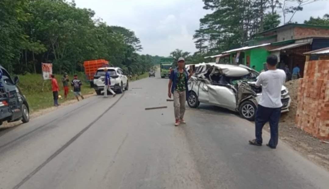 Terduga Hasil Mobil Curian Beradu Kambing dengan Mobil Truk Terduga Hasil Mobil Curian Beradu Kambing dengan Mobil Truk