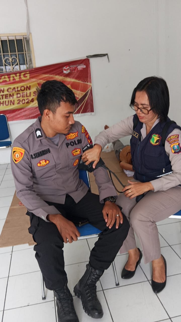 Sie Dokkes Polresta Deli Serdang Cek Kesehatan Dan Berikan Vitamin Kepada Personil Pengamanan OMP Toba 2024 Sie Dokkes Polresta Deli Serdang Cek Kesehatan Dan Berikan Vitamin Kepada Personil Pengamanan OMP Toba 2024