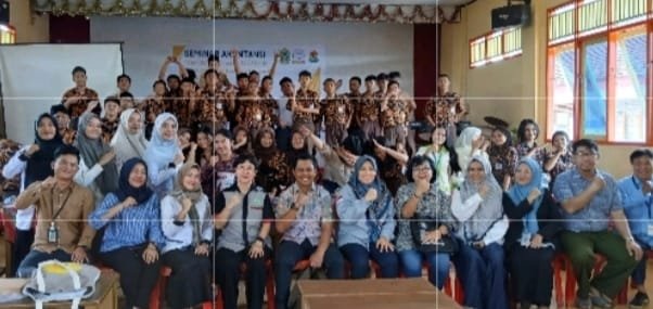 UKMC Berikan Pengenalan Bisnis Penjualan Online Siswa SMK Manggala Palembang