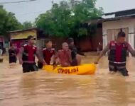 Tanggap Bencana Banjir, Polresta Deli Serdang Evakuasi Warga