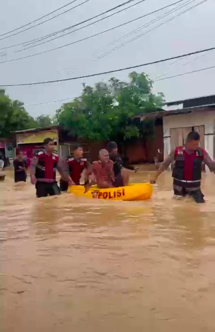 Tanggap Bencana Banjir, Polresta Deli Serdang Evakuasi Warga Tanggap Bencana Banjir, Polresta Deli Serdang Evakuasi Warga