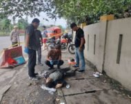 Mayat Pria Berkaos Oblong Ditemukan Ditepi Jalan