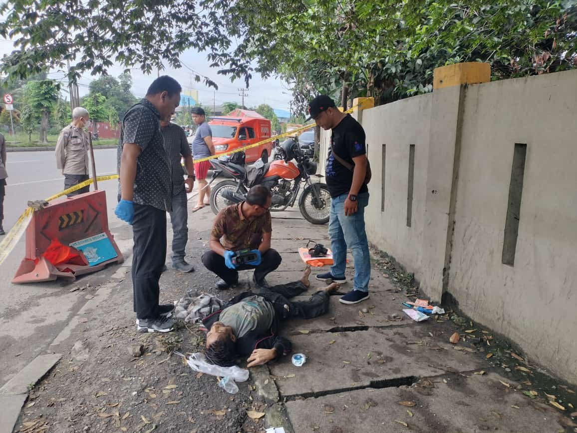 Mayat Pria Berkaos Oblong Ditemukan Ditepi Jalan