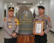 Briptu Johanes Abdi Negoro Sibarani Terima Reward Dari Kapolda Sumut Atas Aksi Heroik Evakuasi Korban Banjir