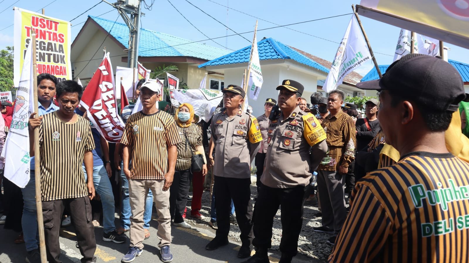 Personil Polresta Deli Serdang kawal Unjuk Rasa Di Kantor KPU Dan Bawaslu