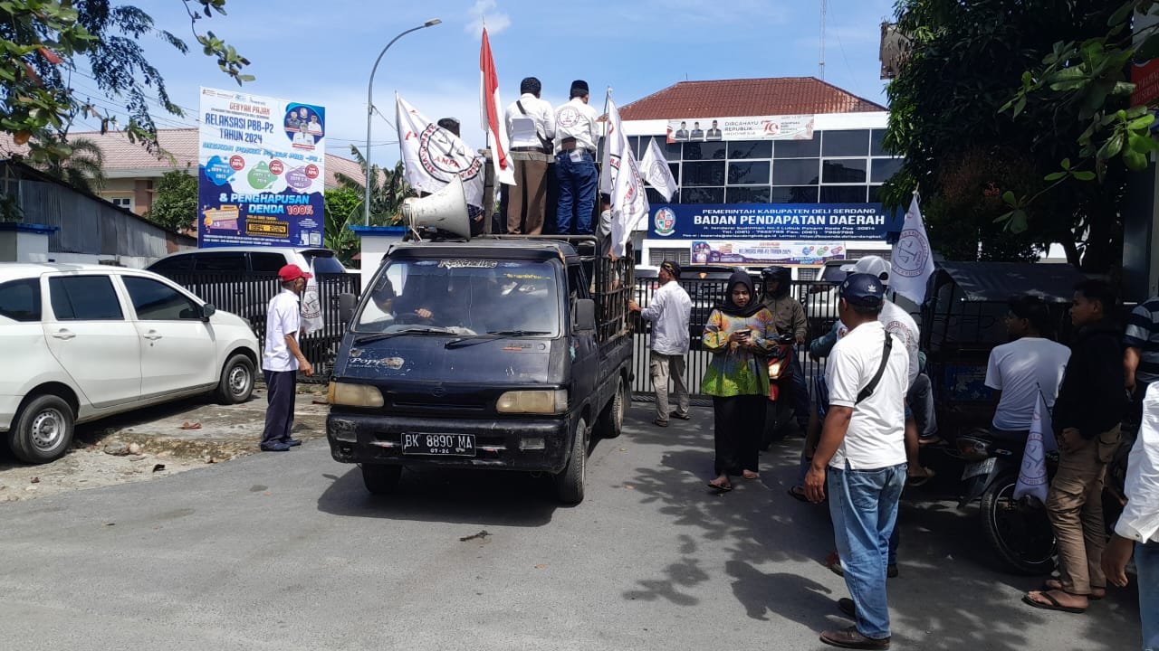 Massa AMPK Desak Kejari Periksa Bapenda Deli Serdang Massa AMPK Desak Kejari Periksa Bapenda Deli Serdang