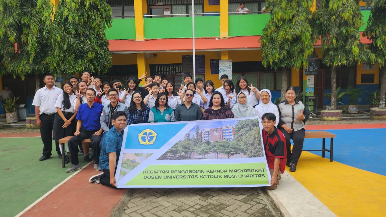 Tim PkM Dosen UKMC Gelar Kegiatan Sketching and Decribing Rumah Panggung Sederhana •	Di SMK Xaverius Palembang