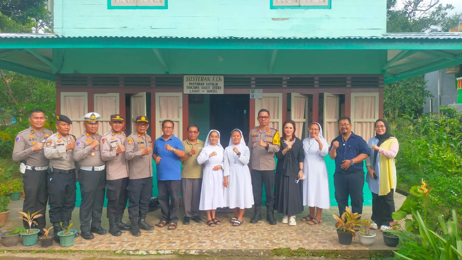 Kapolres Lahat AKBP God Parlasro Sinaga Kunjungi Gereja Katolik St Mikael Tanjung Sakti Kapolres Lahat AKBP God Parlasro Sinaga Kunjungi Gereja Katolik St Mikael Tanjung Sakti