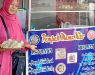 Yuli Apriani Mantan Karyawan PT BMP Grup Beralih Jadi Pedagang Pempek Yang Berhasil
