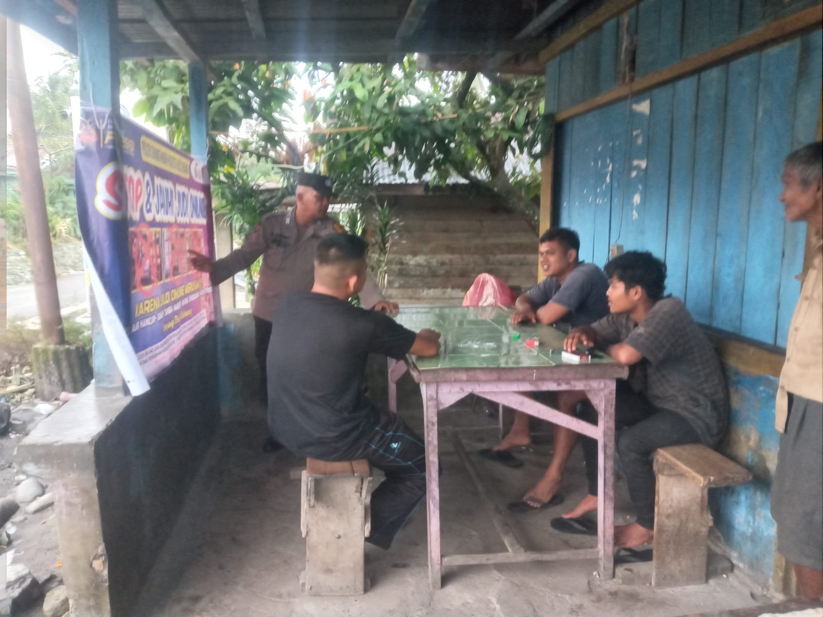 Bhabinkamtibmas Jajaran Polresta Deli Serdang Berikan Penyuluhan Tentang Bahaya Narkoba Bhabinkamtibmas Jajaran Polresta Deli Serdang Berikan Penyuluhan Tentang Bahaya Narkoba