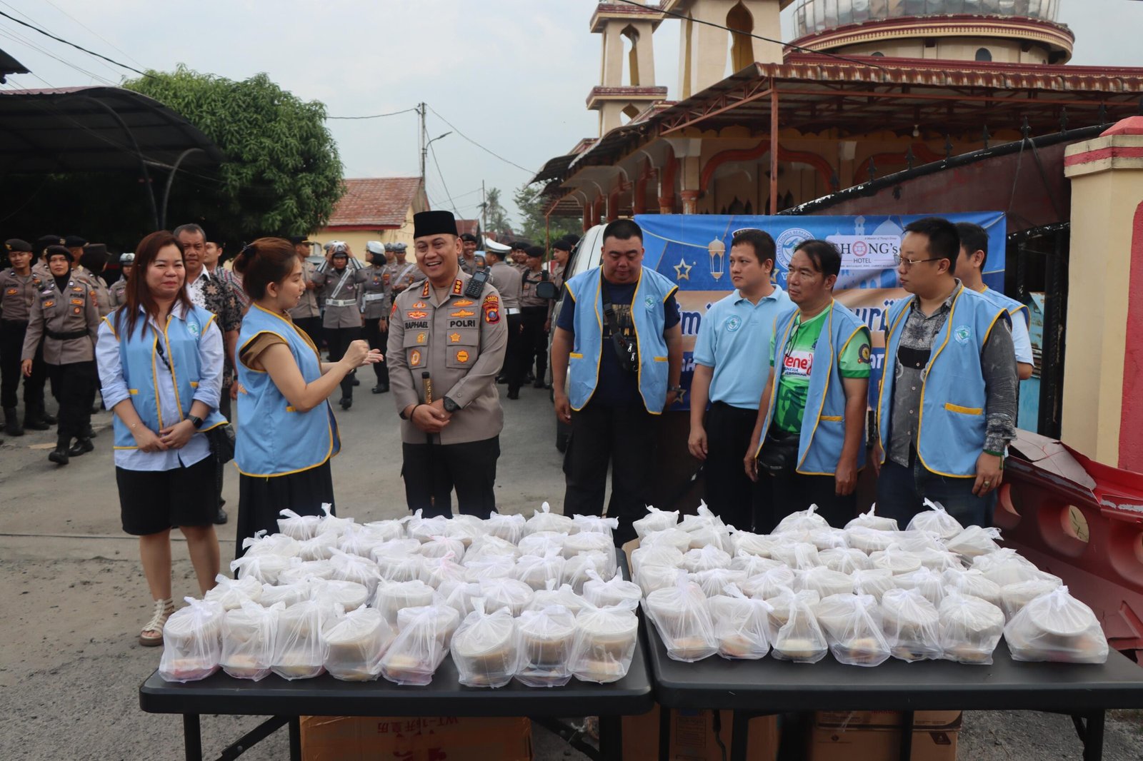Polresta Deli Serdang Bersama Polsek Jajaran Berbagi Takjil Kepada Masyarakat