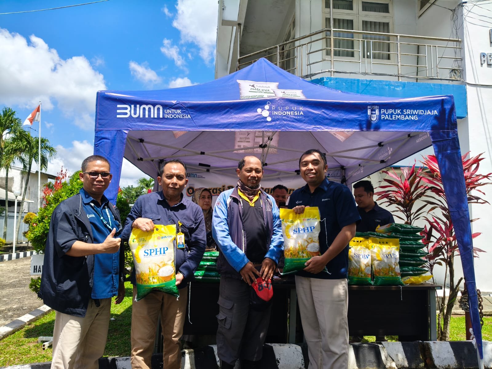 Operasi Pasar Pangan Murah Bulan Ramadhan Di Jalan Naskah Kantor PIHC Pusri Operasi Pasar Pangan Murah Bulan Ramadhan Di Jalan Naskah Kantor PIHC Pusri