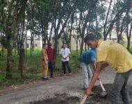 Camat Indralaya Turun ke Lapangan Untuk Membantu Penampalan Jalan yang Rusak