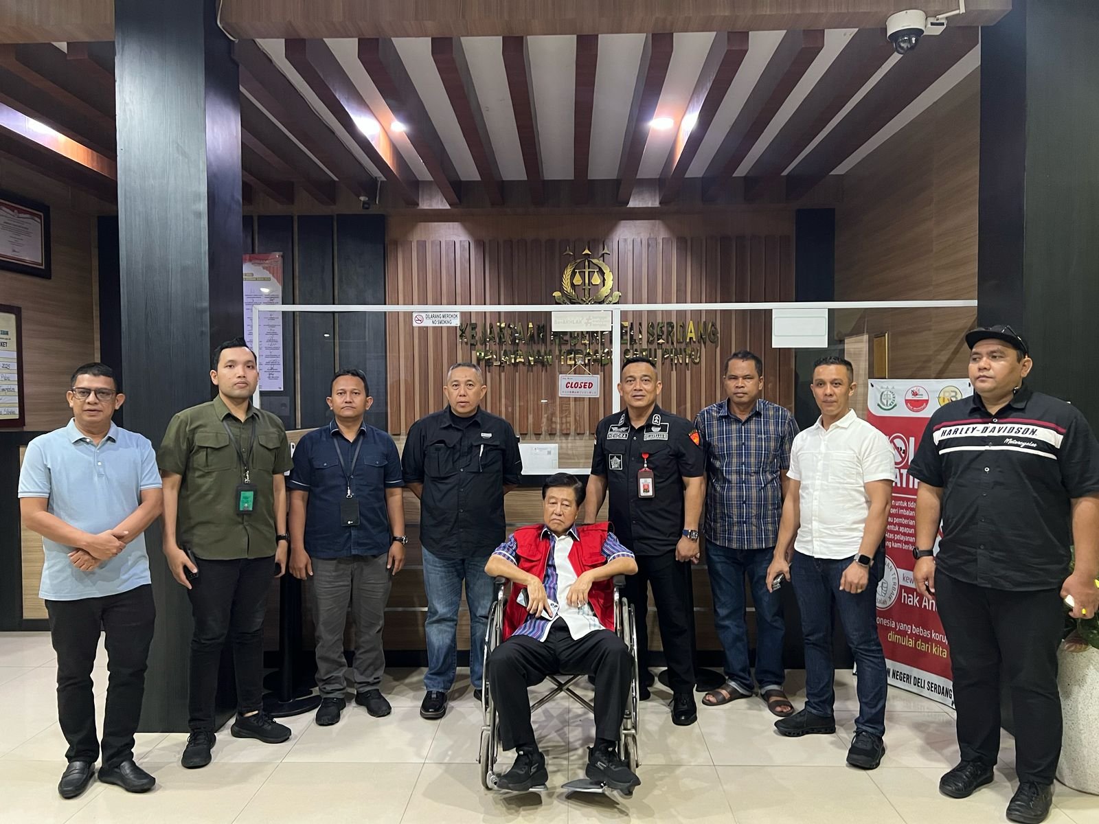 Kejari Deli Serdang Tangkap Buronan Koruptor Ngarijan Salim Di Bandara Kuala Namu