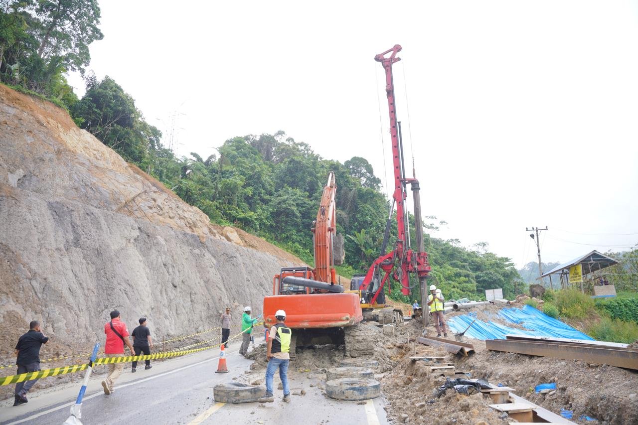 Tinjau Perbaikan Ruas Jalan Nasional Batu Jomba, Bobby Nasution Minta Jalur Aman Dilalui Pemudik Tinjau Perbaikan Ruas Jalan Nasional Batu Jomba, Bobby Nasution Minta Jalur Aman Dilalui Pemudik
