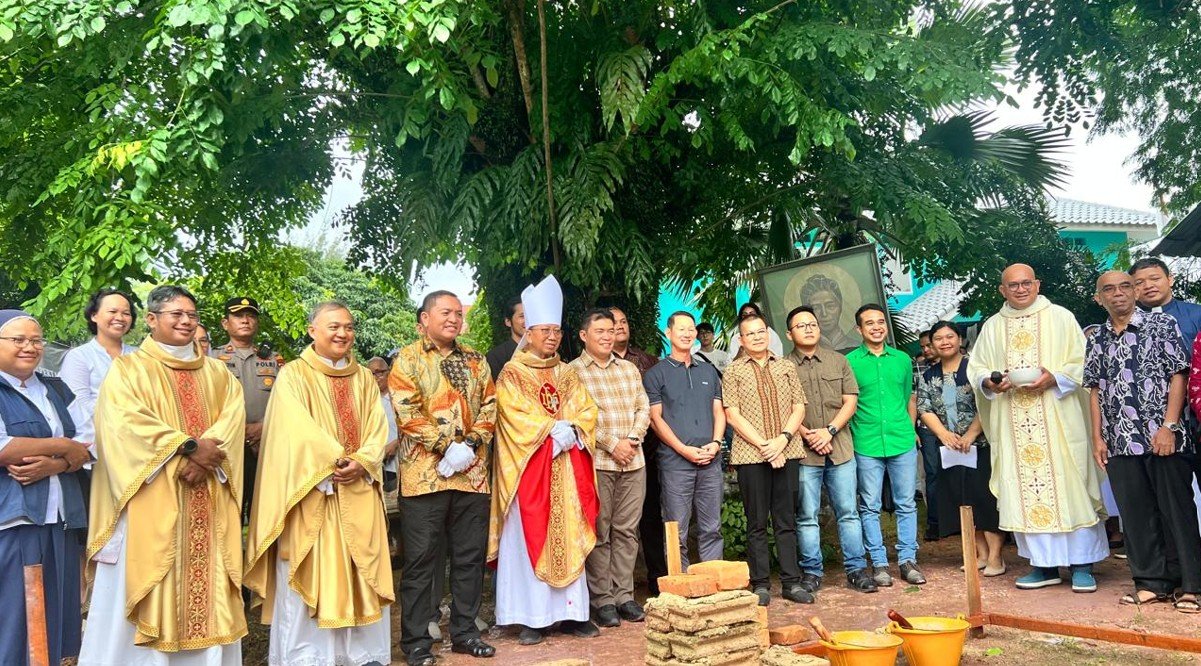 Mgr. Aloysius Sudarso SCJ Letakkan Batu Pertama Balai Latihan Kerja dan Pusat Informasi Migran di Shelter St. Theresia di Batam