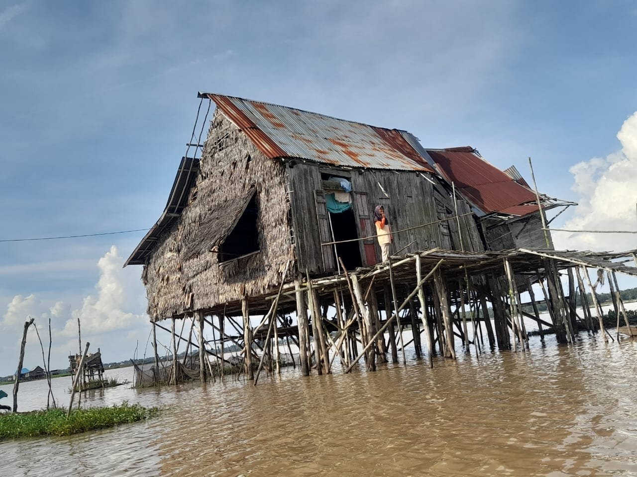 Miris , 1 Rumah di Desa Sungai Lebung Ilir Sangat Memperihatinkan Hampir Roboh Miris , 1 Rumah di Desa Sungai Lebung Ilir Sangat Memperihatinkan Hampir Roboh