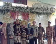 Anggota DPRD Dari Partai PDIP  Ogan Ilir Hadiri Undangan Resepsi Pernikahan Warga