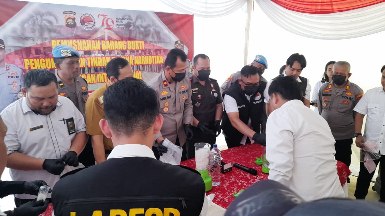 Jelang HUT Bhayangkara ke-79 Polres Ogan Ilir,Musnakan Sabu-Sabu.dan Ekstasi Jelang HUT Bhayangkara ke-79 Polres Ogan Ilir,Musnakan Sabu-Sabu.dan Ekstasi