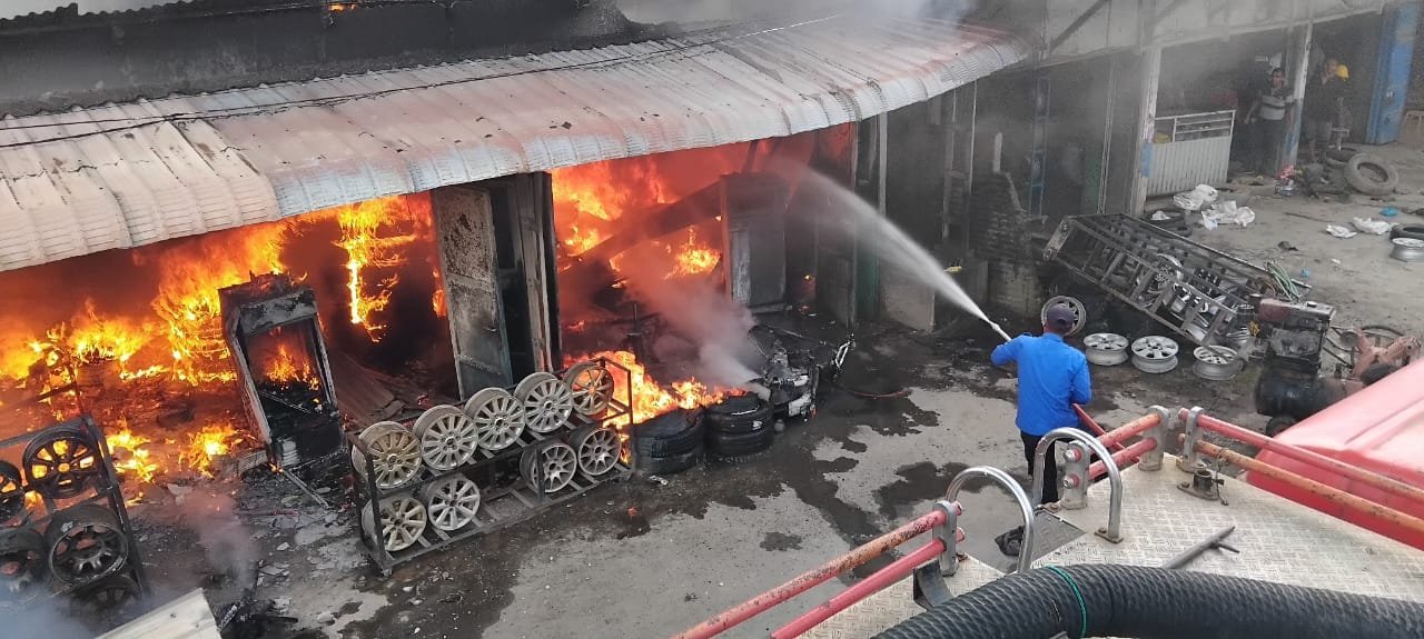 Kios Tambal Ban Sekaligus Jual Velag Hangus Dilalap Sijago Merah Kios Tambal Ban Sekaligus Jual Velag Hangus Dilalap Sijago Merah