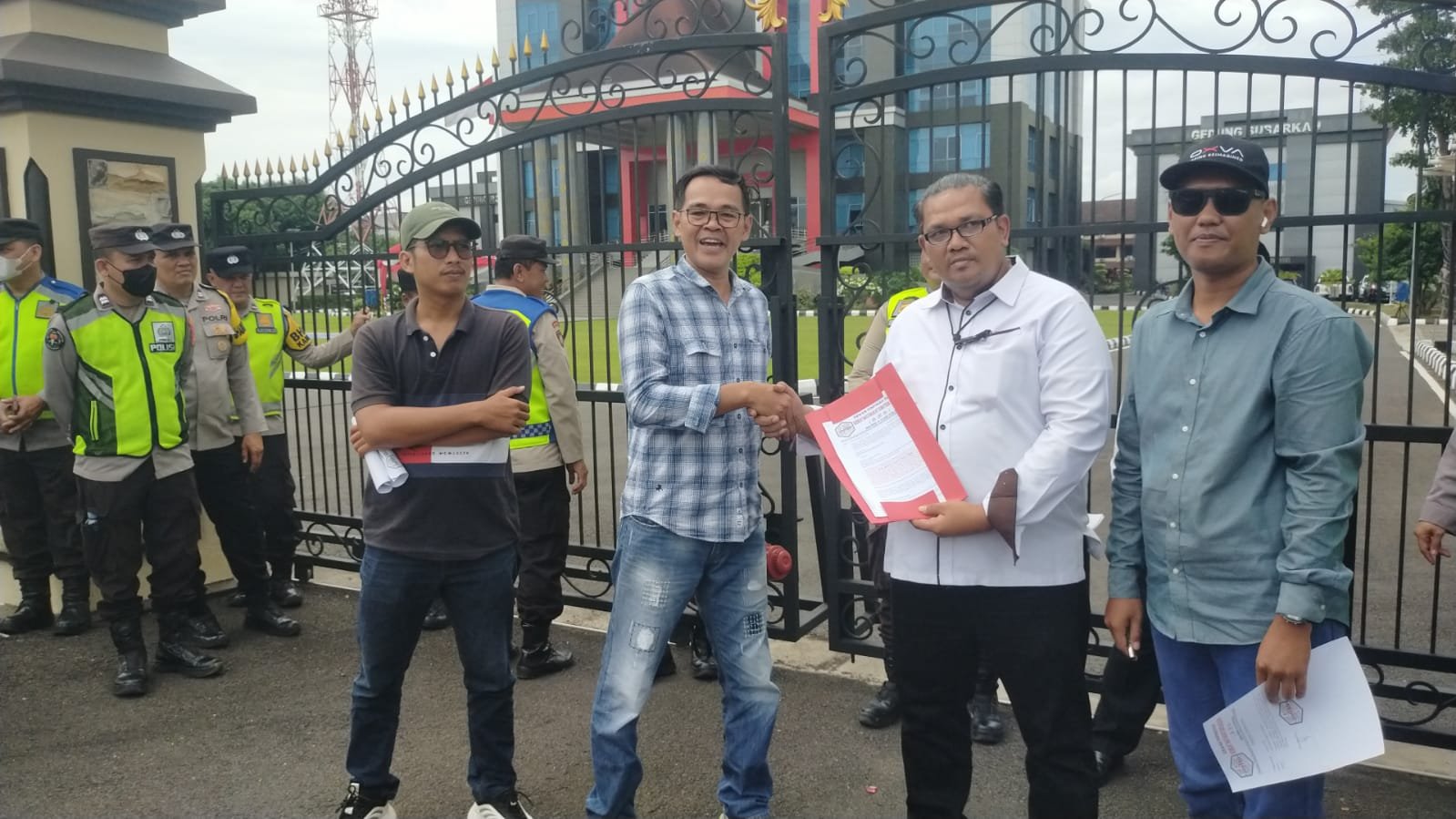 Pose RI Dan Serikat Masyarakat Sumsel Media Fhatner Desak Kapolda Sumsel Terkait Ilegal Refenery dan Ilegal Driling Pose RI Dan Serikat Masyarakat Sumsel Media Fhatner Desak Kapolda Sumsel Terkait Ilegal Refenery dan Ilegal Driling