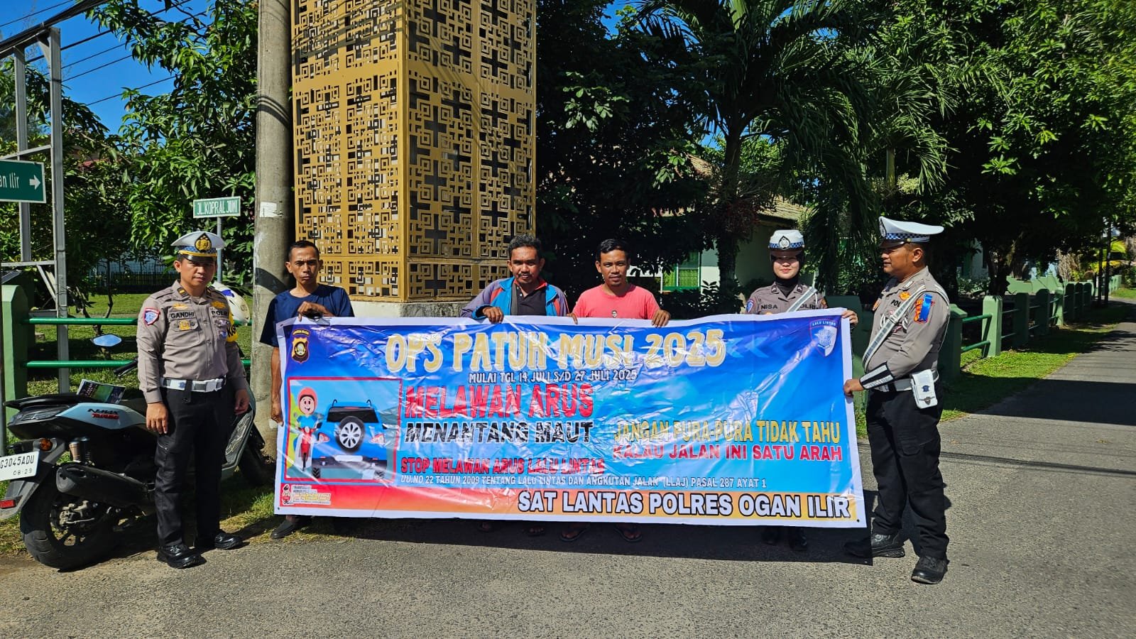 Operasi Patuh Musi 2025, Polres Ogan Ilir Sampaikan Himbauan kepada Masyarakat di Simpang Koramil Jalintim KM 35 Operasi Patuh Musi 2025, Polres Ogan Ilir Sampaikan Himbauan kepada Masyarakat di Simpang Koramil Jalintim KM 35