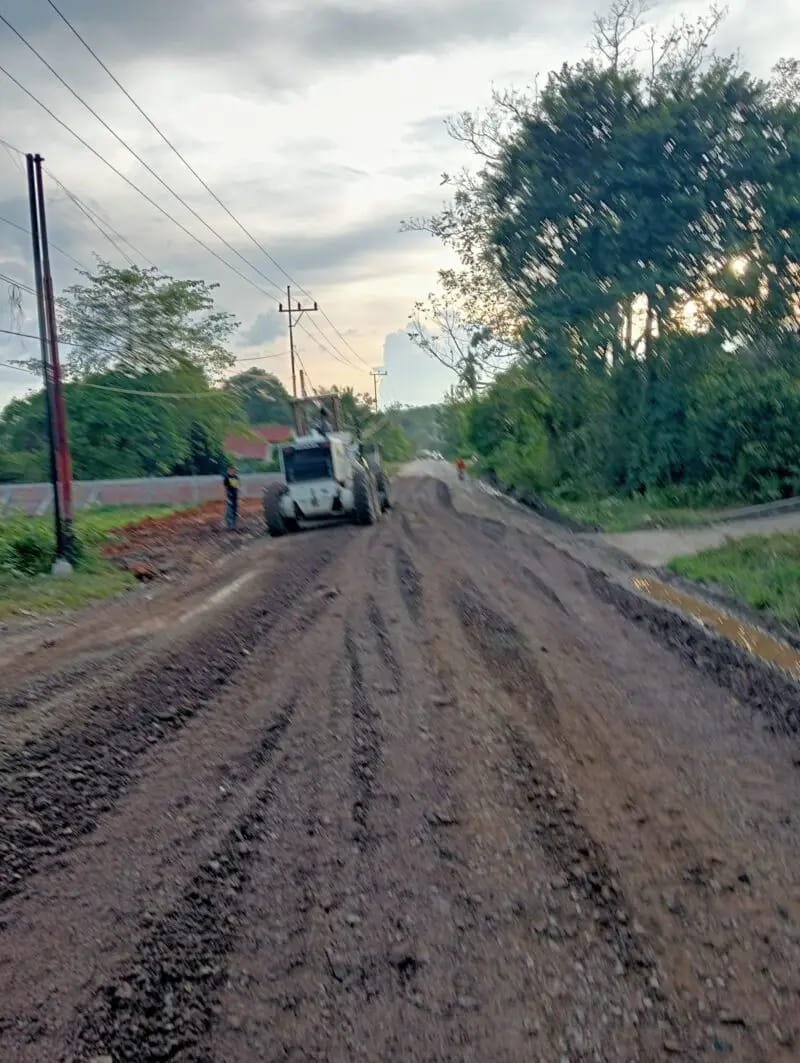 Pemkab Ogan Ilir Kembali Perbaiki Jalan Rusak Akses Meranjat-Tanjung Batu Melalui Penghamparan Agregat