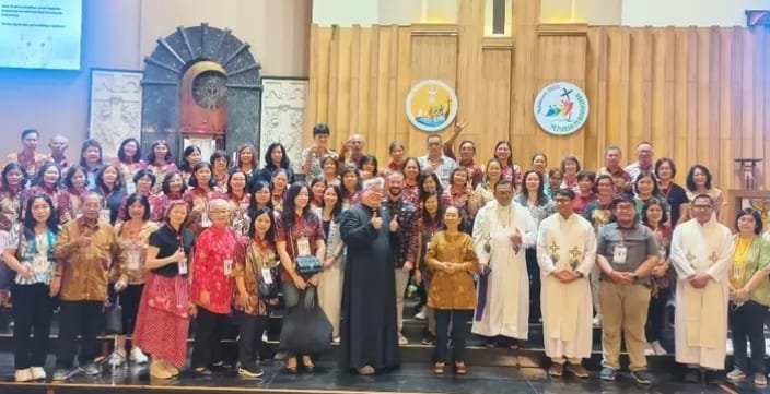Romo Pedro Iglesias Curto, SCJ : Dalam Seminar Iman - Saat Kuasa Gelap Menyamar Jadi Cahaya di Paroki Santo Yoseph Palembang Romo Pedro Iglesias Curto, SCJ : Dalam Seminar Iman - Saat Kuasa Gelap Menyamar Jadi Cahaya di Paroki Santo Yoseph Palembang