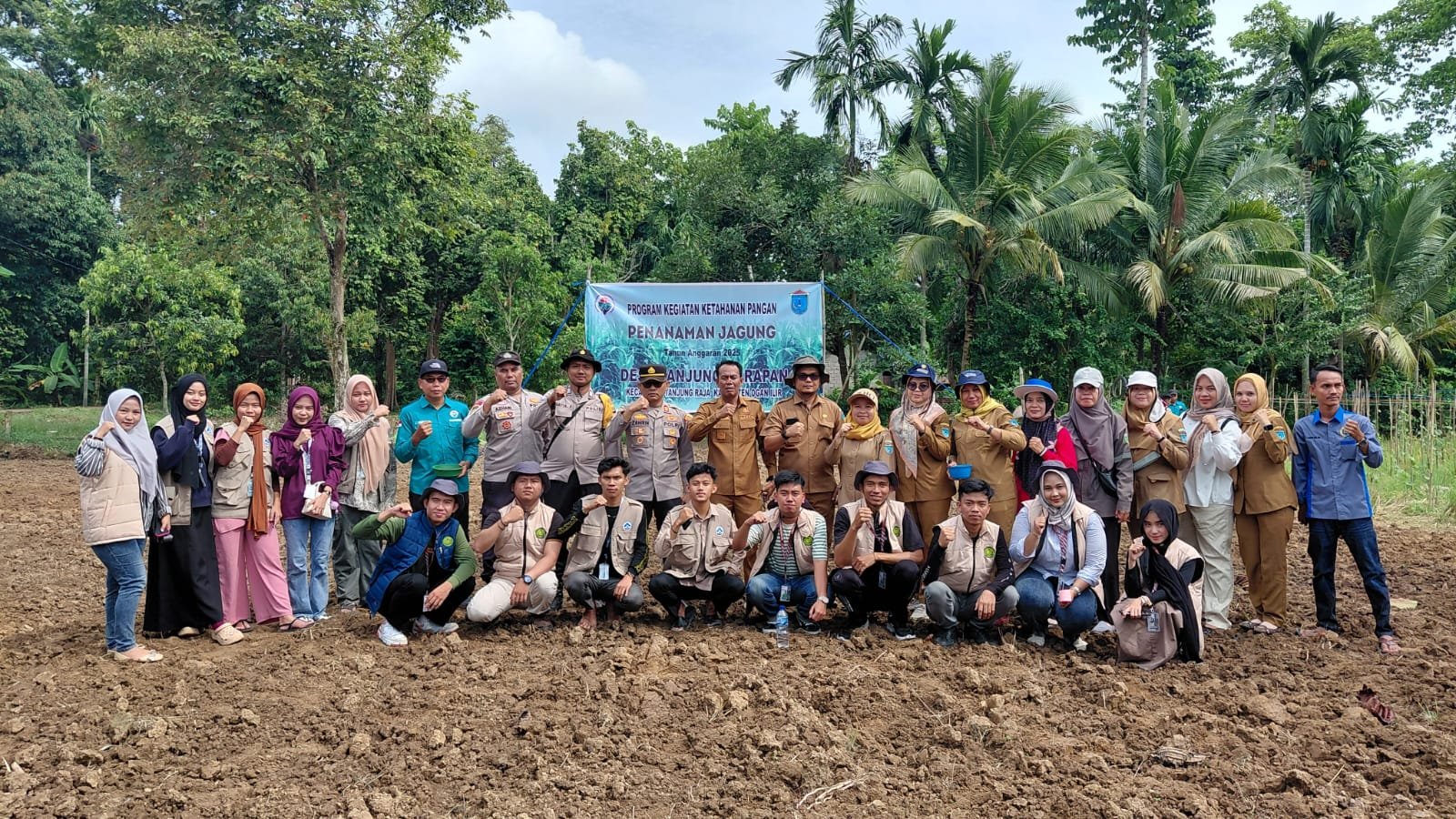 Pemdes Tajung Harapan kecamatan Tanjung Raja Bersama Polsek Tajungraja Melak Sanakan Program Ketahan Pangat Tanam Jagung