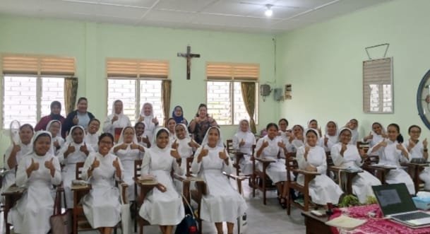 Konsisten Berkontribusi untuk Negeri: Tim Dosen Unika Musi Charitas Melatih Public Speaking Confidence