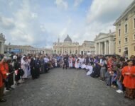 PAUS LEO XIV MENERIMA 200 WNI DALAM AUDIENSI KHUSUS