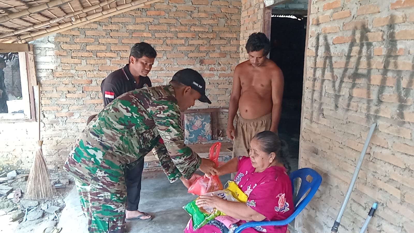 Koramil 19/BP Kodim 0204 Deli Serdang Giat Jum'at Sejuta Penuh Kasih