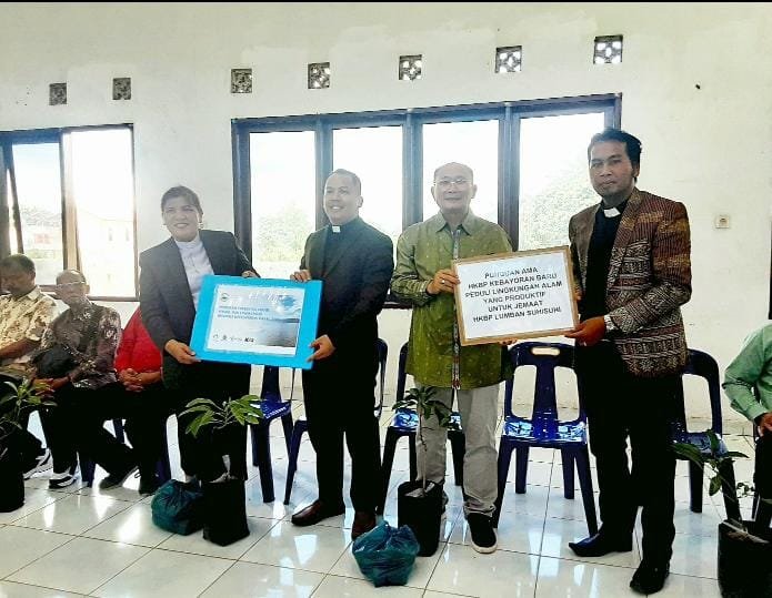 HKBP Lumban Suhi Suhi Kab Samosir Terima Bantuan Bibit Pohon Alpukat dari HKBP Kebayoran Baru Jakarta Selatan