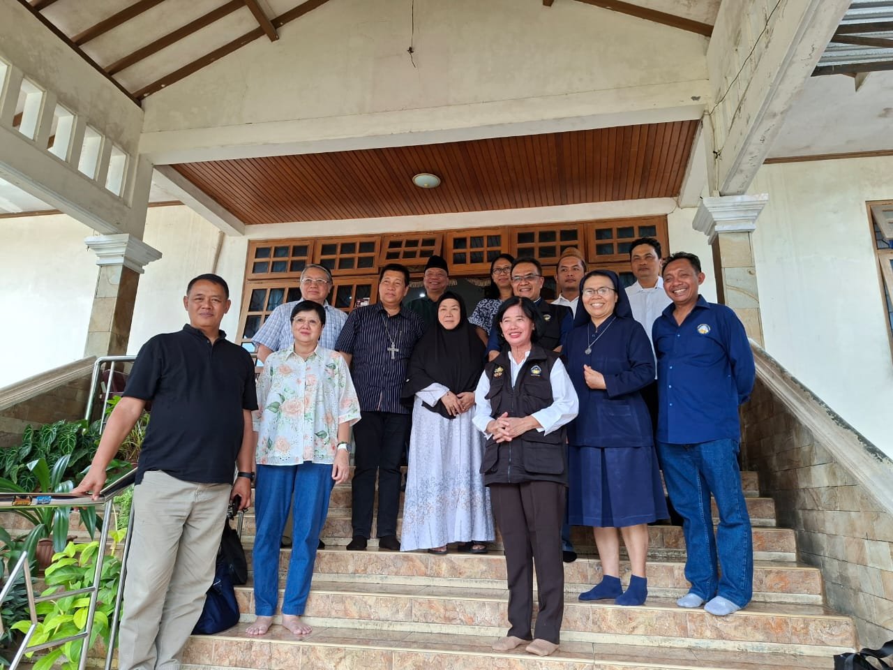 Kunjungan KOMHAK KWI ke Ponpes Al Hidayah, Purwokerto: WAJAH CERIA ITU MELUKISKAN PRIBADI PENGASUHNYA Kunjungan KOMHAK KWI ke Ponpes Al Hidayah, Purwokerto: WAJAH CERIA ITU MELUKISKAN PRIBADI PENGASUHNYA