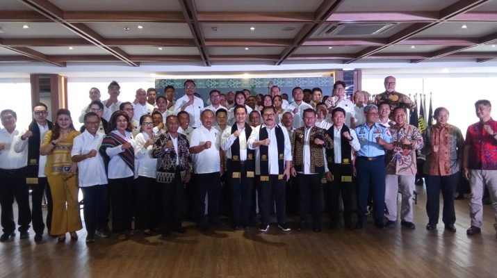 Ketum Presidium PNI Jan Maringka, Ketua DPD PNI NTT Bobby Lianto dan Anggota DPD RI Abraham Paul Liyanto Jalan Sehat di CFD Eltari Ketum Presidium PNI Jan Maringka, Ketua DPD PNI NTT Bobby Lianto dan Anggota DPD RI Abraham Paul Liyanto Jalan Sehat di CFD Eltari